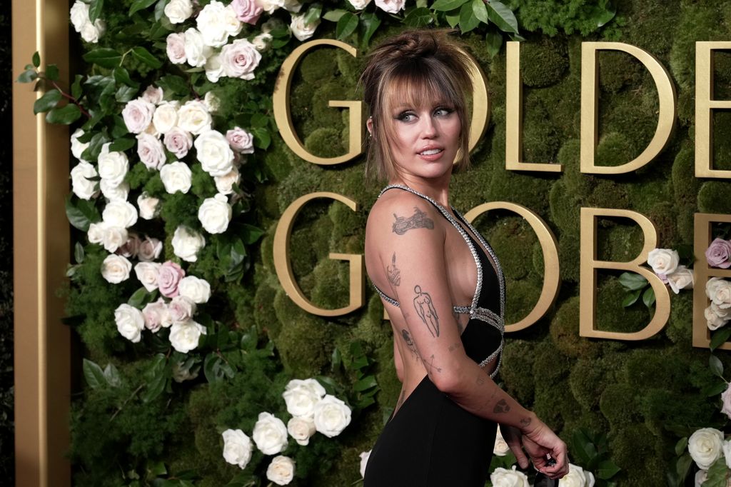 Miley destacó en su aparición en los Golden Globes de 2025 con un peinado de principios de siglo