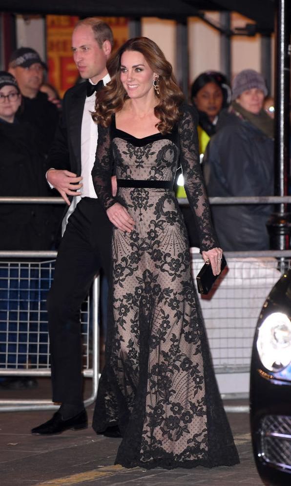 kate middleron con vestido largo mangas largas y de encaje sobre fondo nude de alexander mcqueen