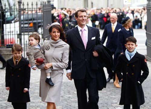 El príncipe Joaquín, único hermano de Federico, con su familia, su esposa Marie, que ha sido madrina de bautizo de su sobrina, y sus tres hijos, Nicolás y Félix - de su primer matrimonio- y el pequeño Henrik