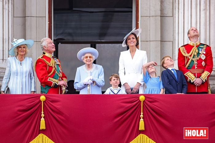 Isabel II marca la diferencia entre los que están en el balcón y los que no