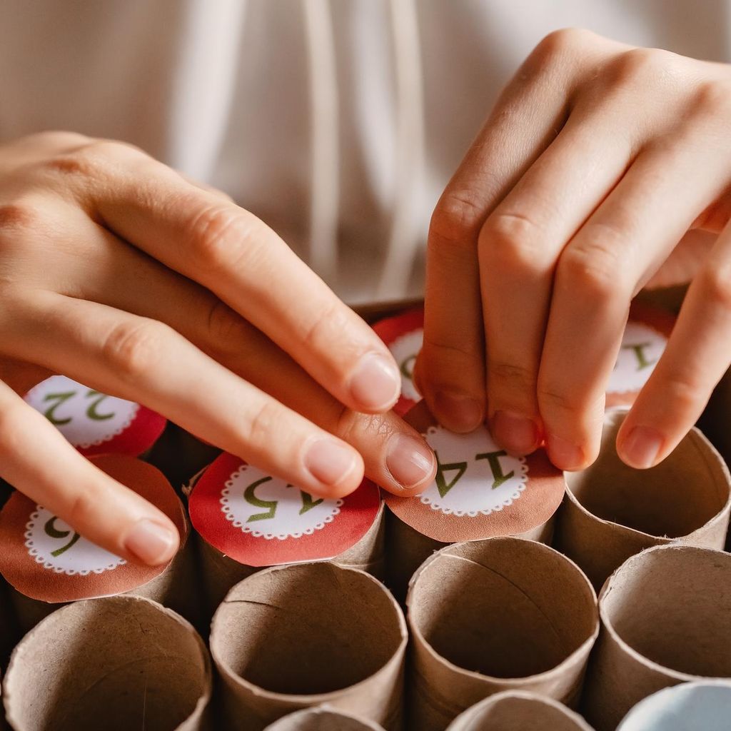 Cómo hacer un calendario de Adviento con rollos de papel higiénico por Navidad.