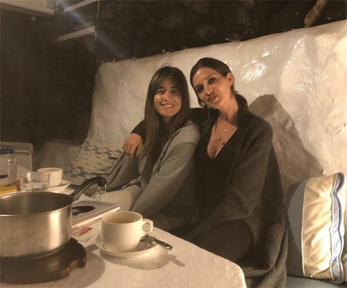 Sara Carbonero posando con Isabel Jiménez a cara lavada