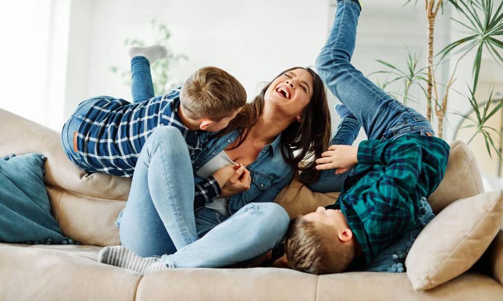 mam jugando con sus hijos en casa