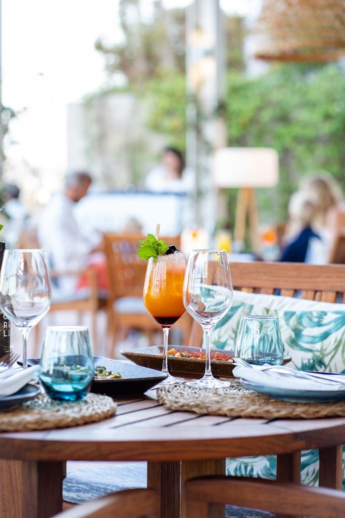 Mesa en la terraza de Marina Coastal