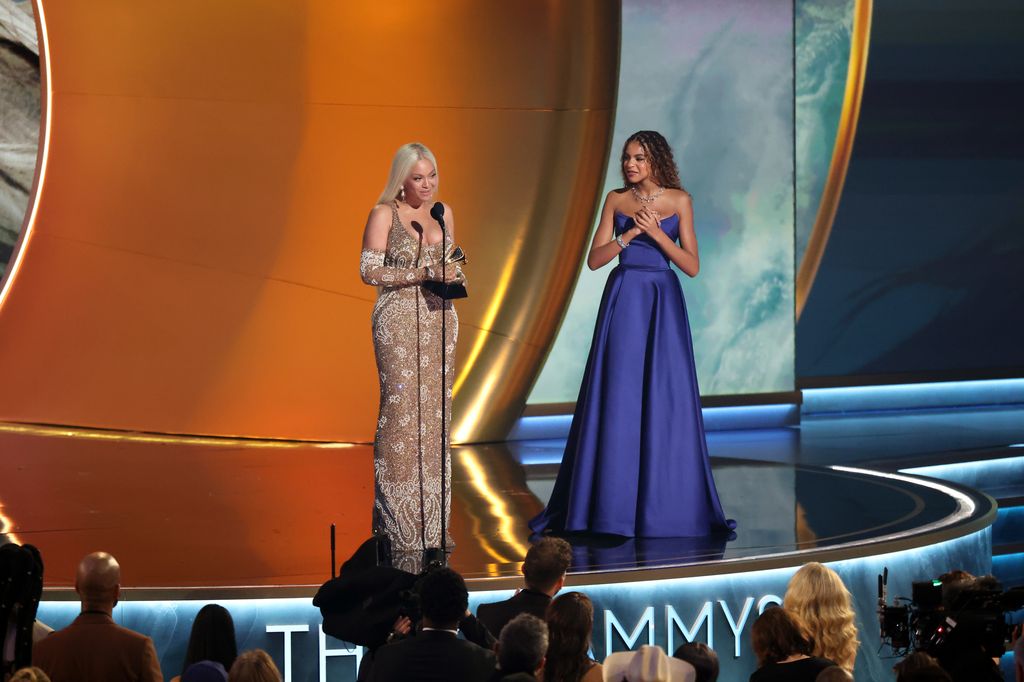 Beyoncé acepta el premio al Álbum del Año por 'Cowboy Carter' junto con Blue Ivy Carter en el escenario durante la 67ª edición de los premios GRAMMY en Crypto.com Arena el 2 de febrero de 2025 en Los Ángeles, California