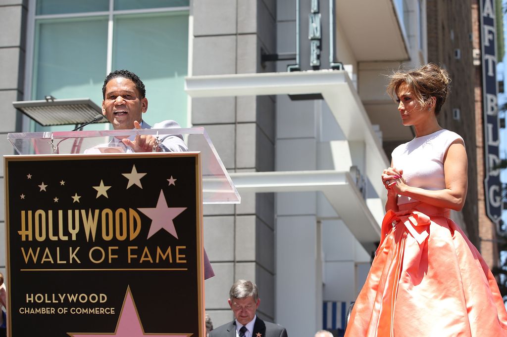 Jennifer Lopez descubre su estrella en el Paseo de la Fama junto a Benny Medina en junio de 2013