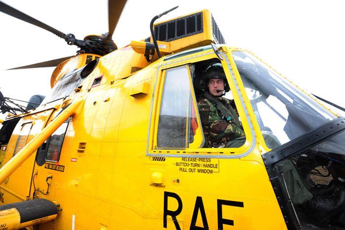 Fue en el año 2010 cuando Guillermo de Inglaterra se graduó como piloto de helicópteros de rescate de las Reales Fuerzas Armadas y actualmente trabaja como como piloto del servicio de ambulancias aéreas de la región de East Anglia
