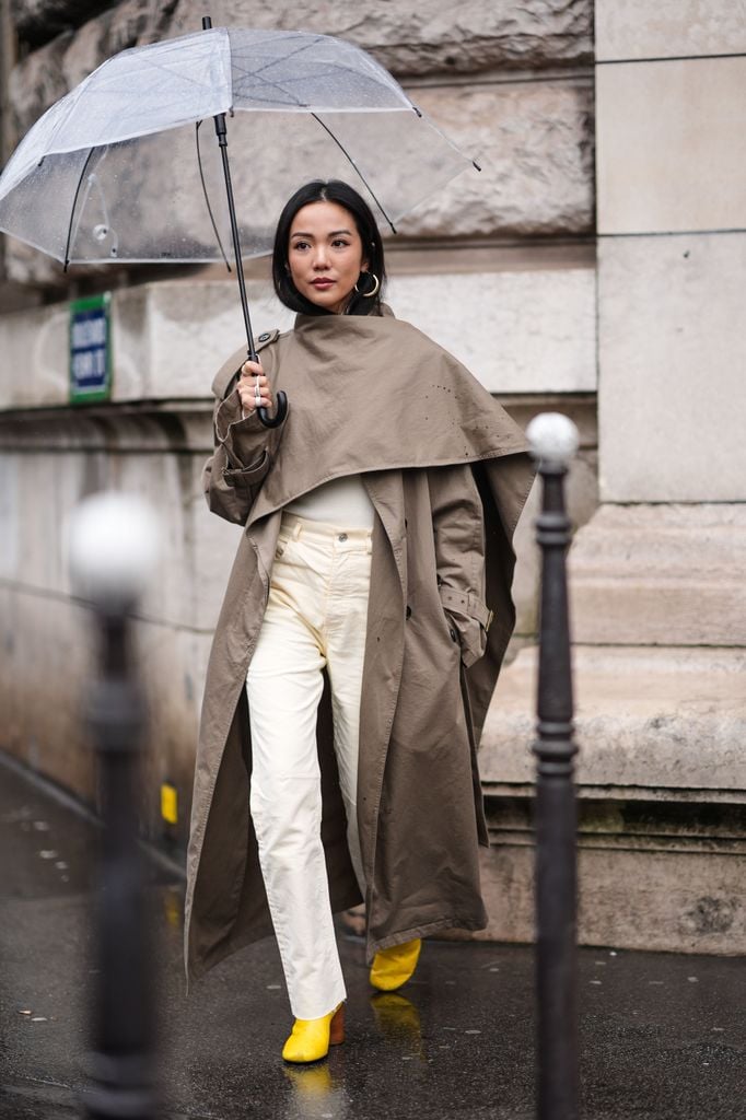  Yoyo Cao lleva una gabardina gris, pantalones beige, zapatos de punta amarilla, fuera de Hermes, durante la Womenswear Otoño / Invierno 2024/2025 como parte de la Semana de la Moda de París el 02 de marzo 2024 en París, Francia.