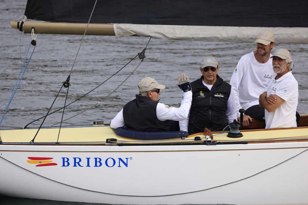 El rey Juan Carlos a bordo del Bribón con Pedro Campos y Jane Abascal