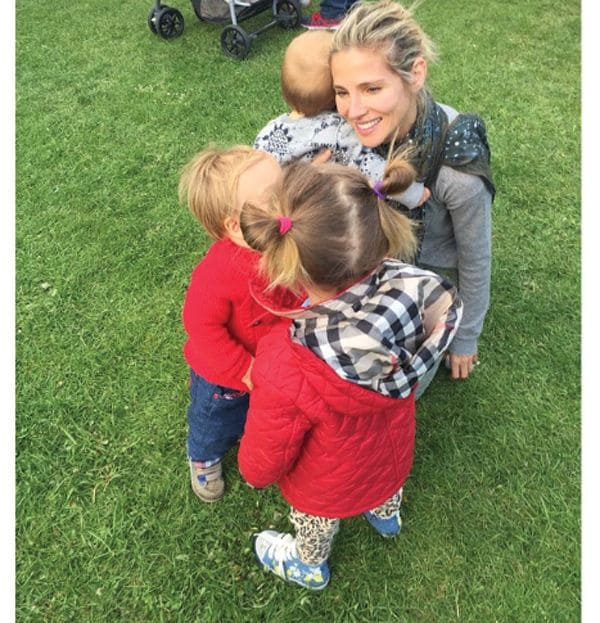 'No hay nada mas especial en el mundo que ser mama! Felicidades a todas las mamas!', decía Elsa Pataky en su cuenta de Instagram 
