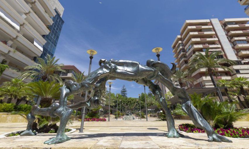 Réplica de una escultura de Salvdor Dalí en la Avenida del Mar de Marbella.