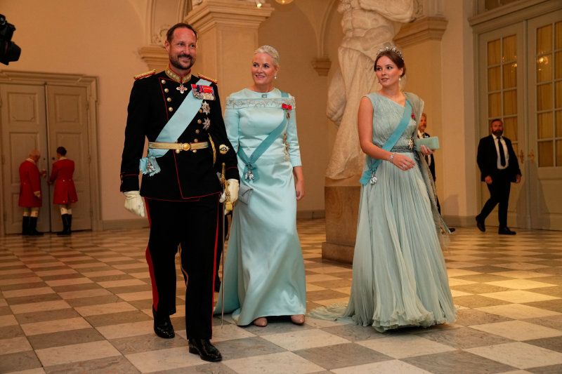 Ingrid de Noruega con sus padres