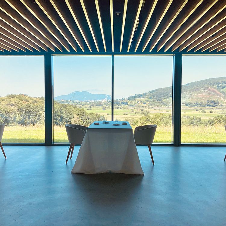 Mesa con vistas del restaurante gastronómico de Pico Velasco