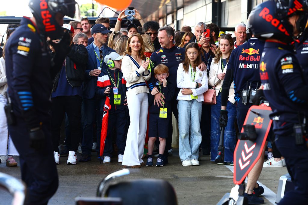 Geri Horner asiste con sus dos hijos Bluebell y Monty y su hijastra Olivia al Gran Premio de Gran Bretaña para apoyar a su marido, Christian Horner, meses después del escándalo