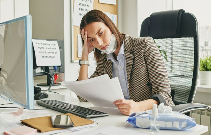 Chica preocupada trabajando