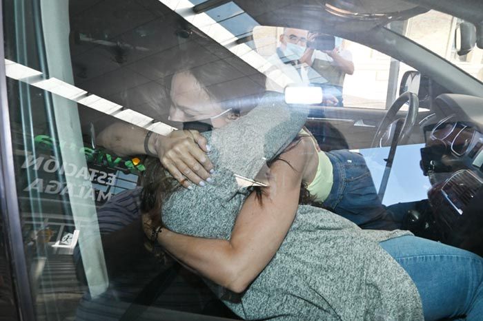 Lágrimas, felicidad y mucha emoción en el regreso de Rocío Flores a Málaga