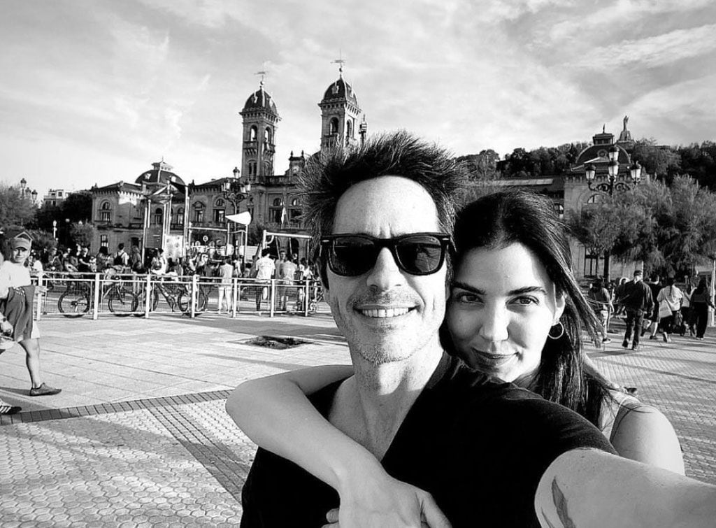 Mauricio Ochmann y Lorena González en la ciudad de Hondarribia.