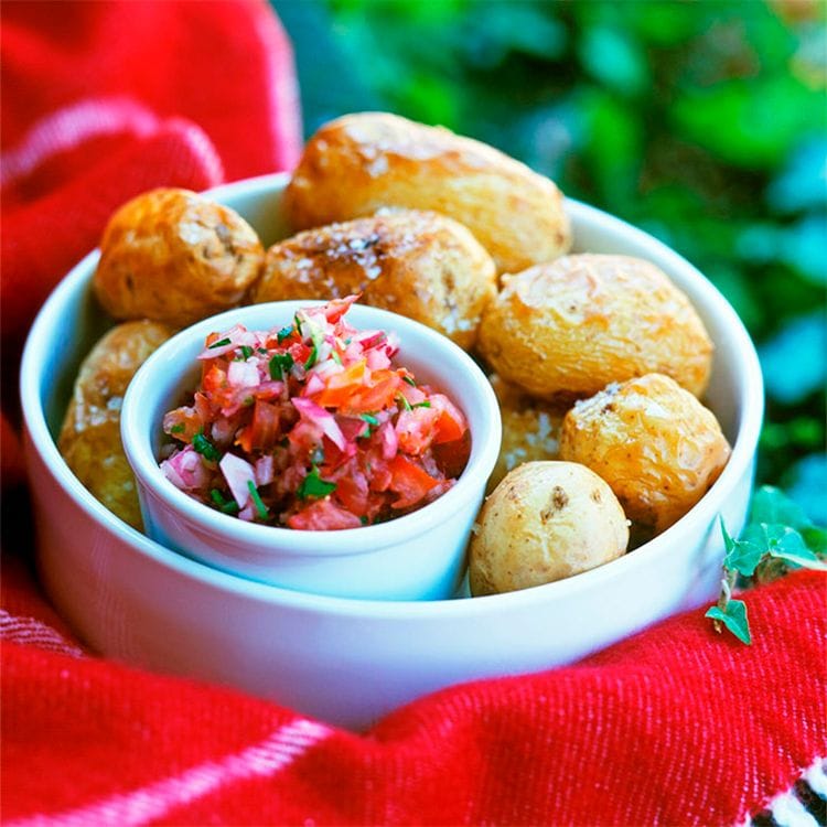 Papas arrugadas con pico de gallo