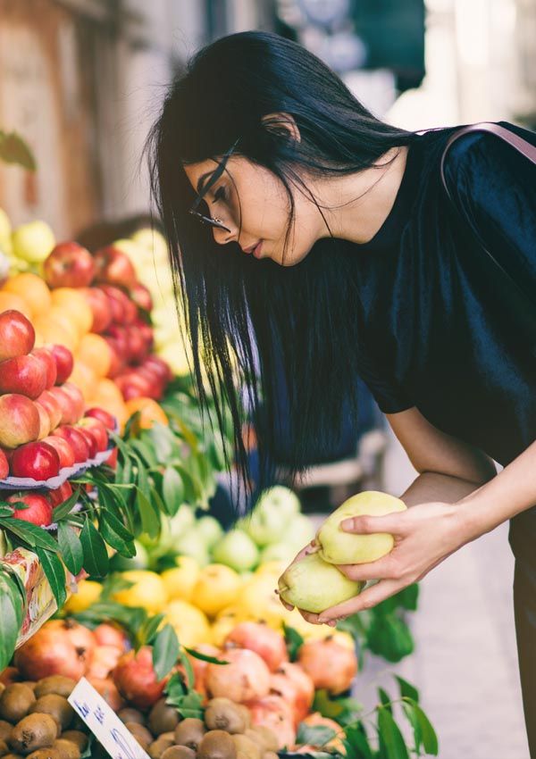 chica-comprando-fruta