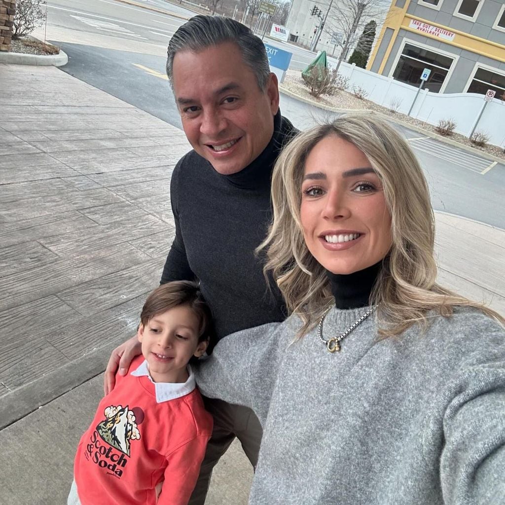 Daniel Sarcos y Alessandra Villegas con su hijo