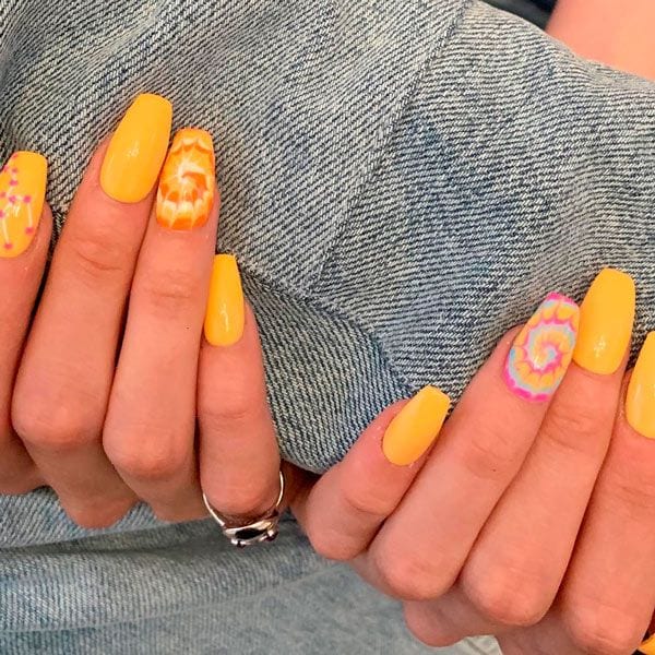 Gigi Hadid con manicure tie dye