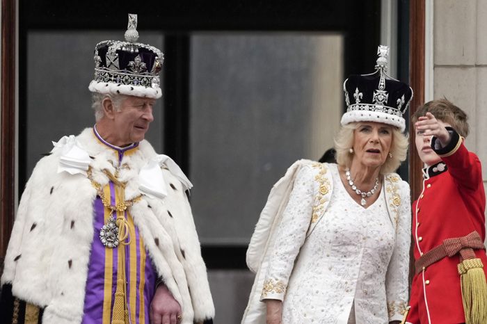 Carlos III se asoma por primera vez, como monarca del Reino Unido, al balcón del Palacio de Buckingham