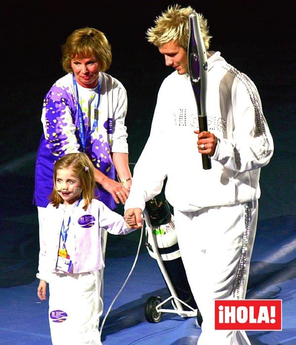 Natural de la la localidad inglesa de Wythenshawe, Kirsty Howard acompañó a David Becham en la ceremonia inaugural de los Juegos de la Commonwealth celebrados en 2002, una imagen que dio la vuelta al mundo
