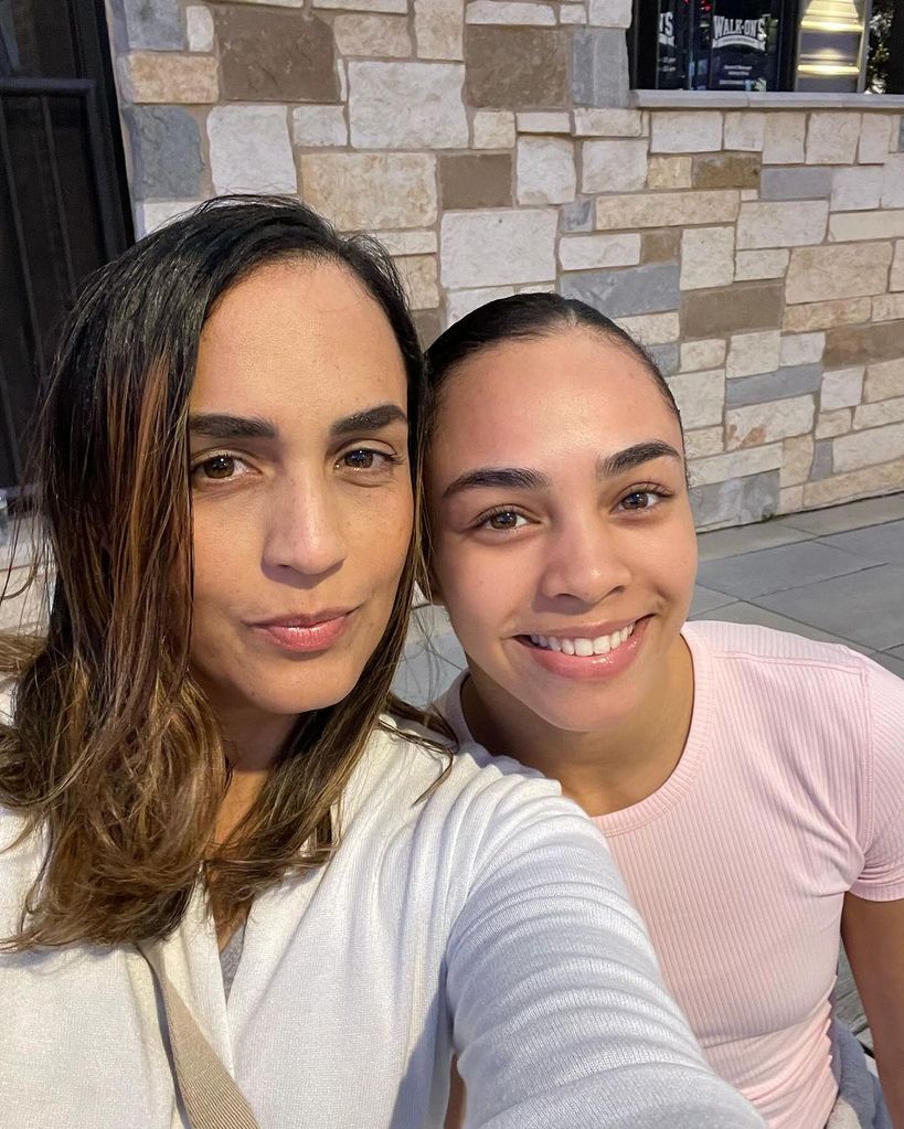 Hezly Rivera y su mamá