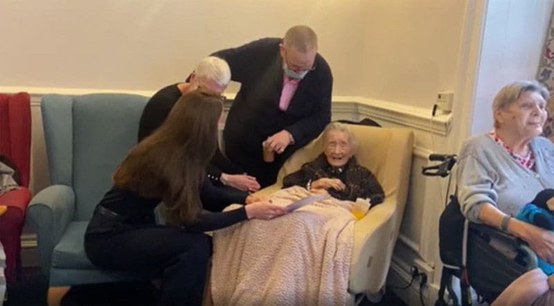 Kate Middleton con una anciana de 109 años 