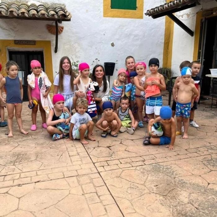 La princesa Leonor y la infanta Sofía visitan por sorpresa una granja escuela con la reina Letizia