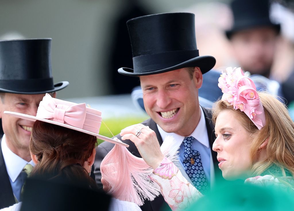  El príncipe Guillermo con sus primas, las princesas Beatriz y Eugenia, en Ascot 