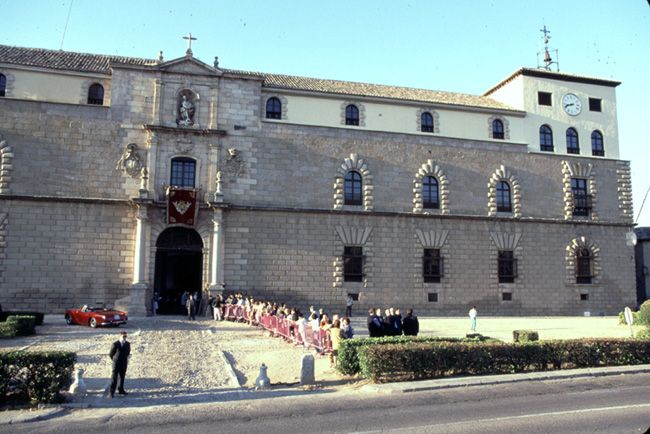 Entre los monumentos más importantes que poseen se encuentra El Hospital de San Juan Bautista, más conocido como Hospital Tavera, es el más importante edificio del clasicismo renacentista toledano; la Casa de Pilatos, en Sevilla; el Palacio de Oca, en Pontevedra; y la Sacra Capilla del Salvador, en Úbeda, Jaén. En la imagen el Hospital Tavera, donde se casó Pablo de Hohenlohe -actual presidente adjunto de la Fundación- con María del Prado Mugiro
