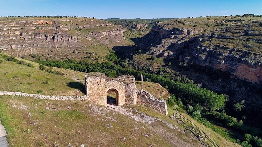 Antigua puerta de la muralla de Sepúlveda junto a las hoces del río, Segovia