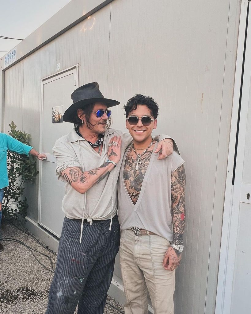 Depp se mostró muy cercano al cantante mexicano