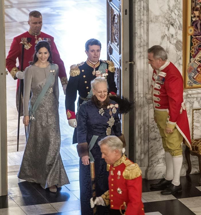 Y como para la realeza una gala no es suficiente para celebrar el Año Nuevo, la reina Margarita de Dinamarca, acompañada del príncipe heredero Federico y de su esposa, la princesa Mary, celebró otra con igual esplendor días después en el palacio de Christiansborg, donde recibió al cuerpo diplomático con motivo del nuevo año
