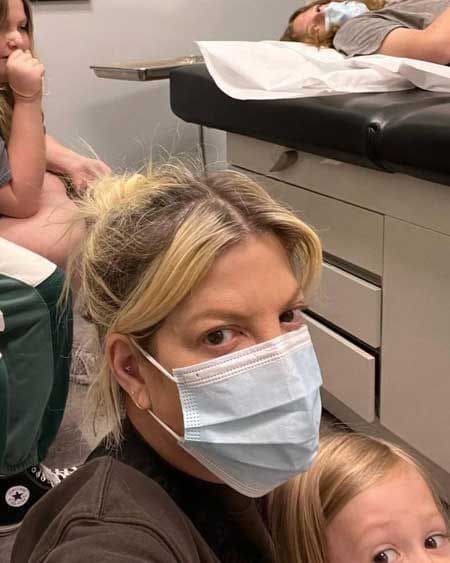 Tori Spelling y sus hijos en el hospital por haber respirado moho en casa