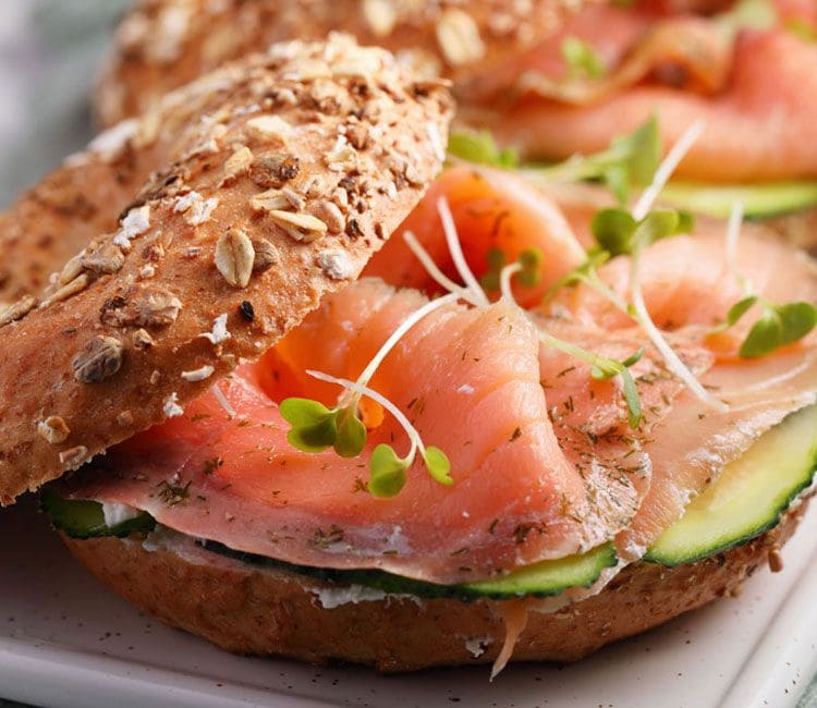 'Bagel' de semillas con salmón ahumado, queso crema y pepino