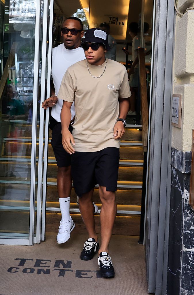 Kylian Mbappé saliendo del restaurante Ten con Ten en Madrid