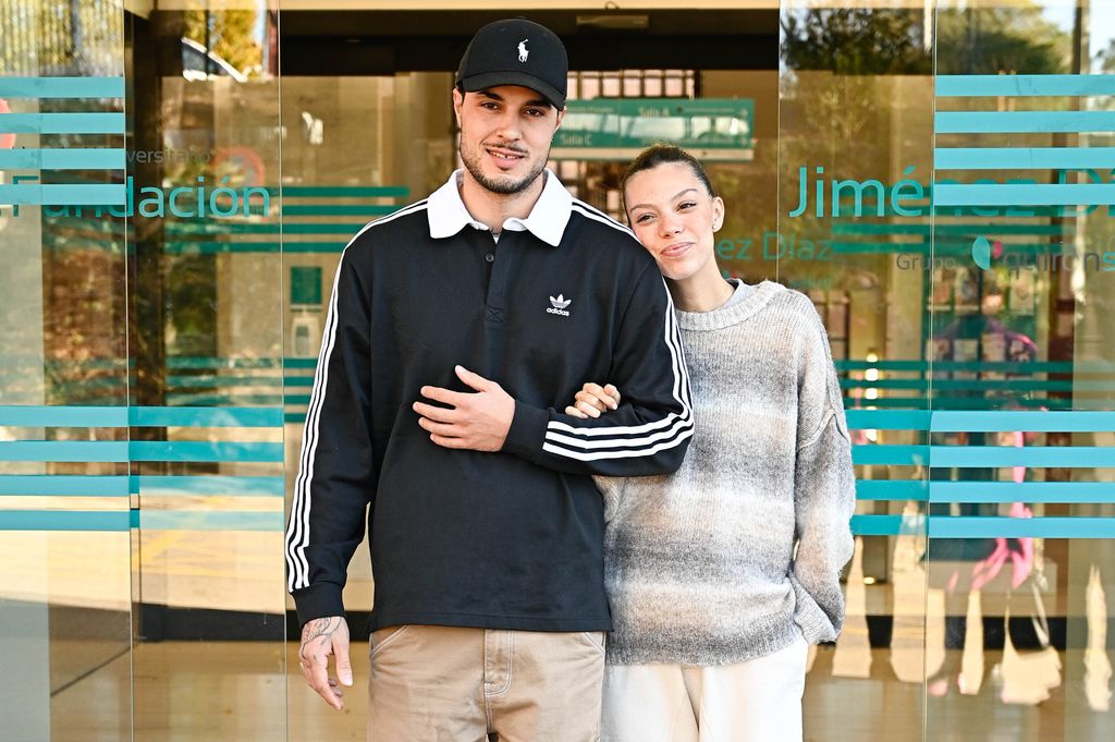 Alejandra Rubio y Carlo Constanzia en la puerta del hospital tras ser padres por primera vez