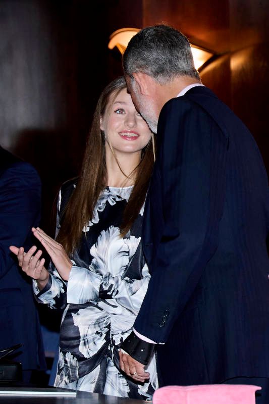 El Rey hablando con su hija mayor en el concierto Premios Princesa de Asturias 2023