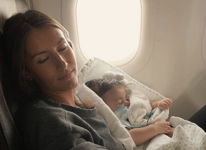 Ana Boyer y su hijo Miguel, dormido en un avión