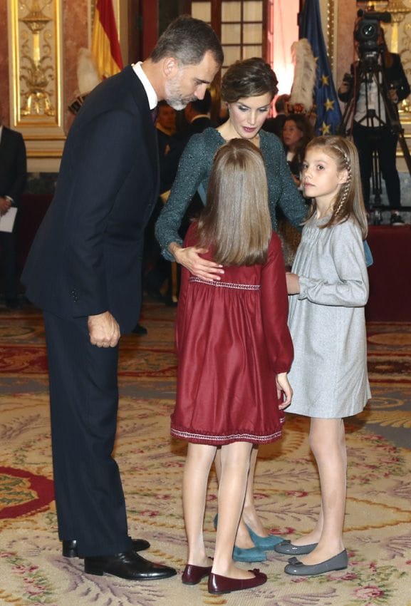 Los Reyes y sus hijas en el Salón de Conferencias donde ha tenido lugar el saludo protocolario de autoridades
