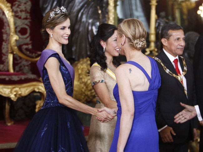 Cristina Cifuentes, presidenta de la Comunidad de Madrid, también eligió el color azul para la cena de gala y apostó por un diseño que dejaba al descubierto su omóplato, en el que luce uno de sus tatuajes
