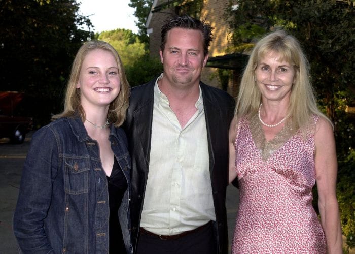 Matthew Perry con su madre y una de sus hermanas