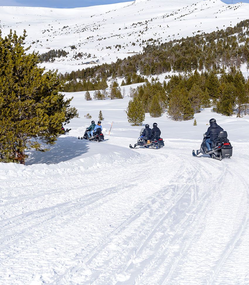 Motos de nieve en las pistas de Andorra