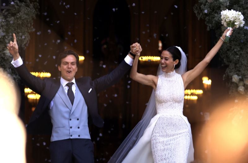 Los novios saliendo de la Iglesia tras contraer matrimonio