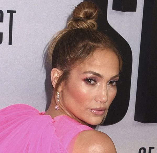 jennifer lopez peinados top knot