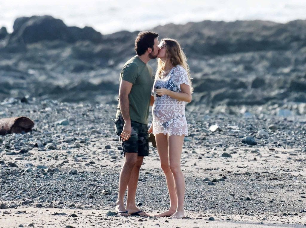 Gisele y Joaquim derrocharon miel en su su paseo playero. 