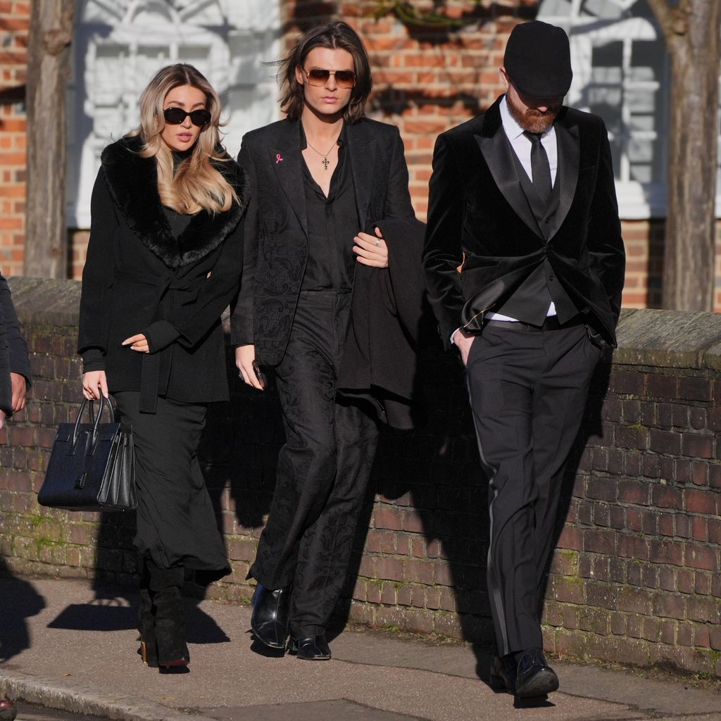 Kate Cassidy y Damian Hurley (centro) llegan al funeral del cantante de One Direction Liam Payne a la Iglesia de Santa María en Amersham, Buckinghamshire. Fecha de la foto: miércoles 20 de noviembre de 2024. (Foto de Jonathan Brady/PA Images a través de Getty Images)