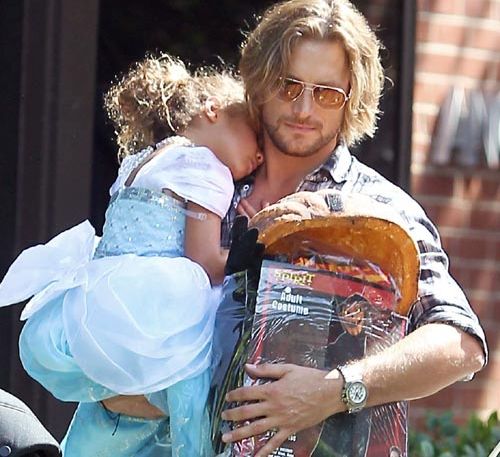 Imagen de Gabriel Aubry, hace un mes, en el parque con Nahla en brazos